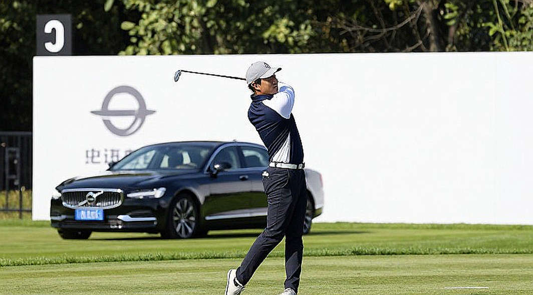 Tiger Woods và câu hỏi xe golf: Khi luật pháp bối rối trước một huyền thoại