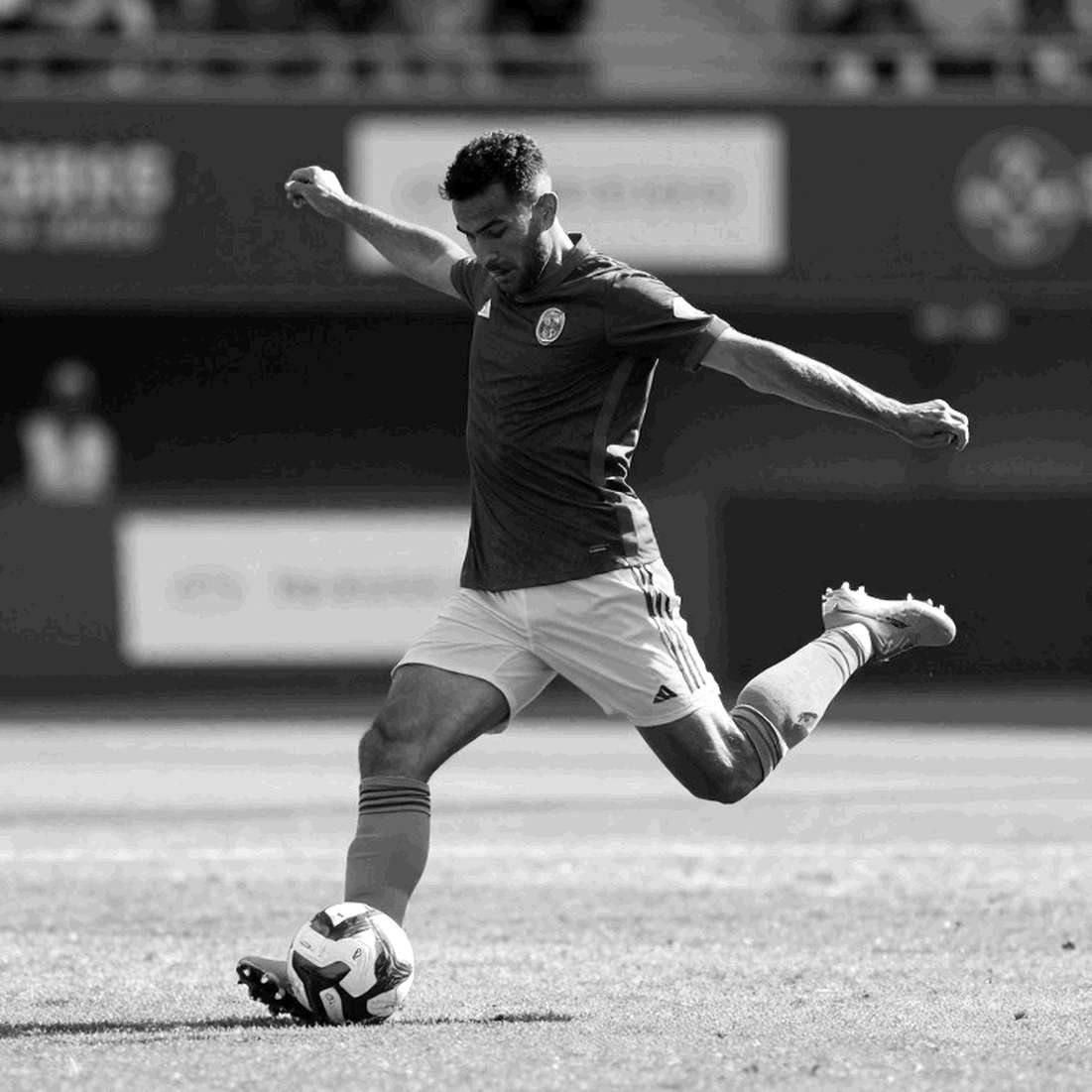Bryan González và bài toán chân trái của Milito: Khi Clásico Tapatío buộc Chivas phải chọn