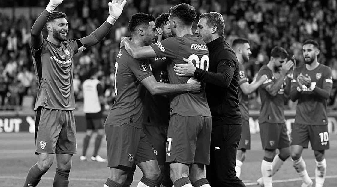 Việt Nam 4-2 Pakistan: Bốn bàn thắng và hai khoảng trống chưa lấp